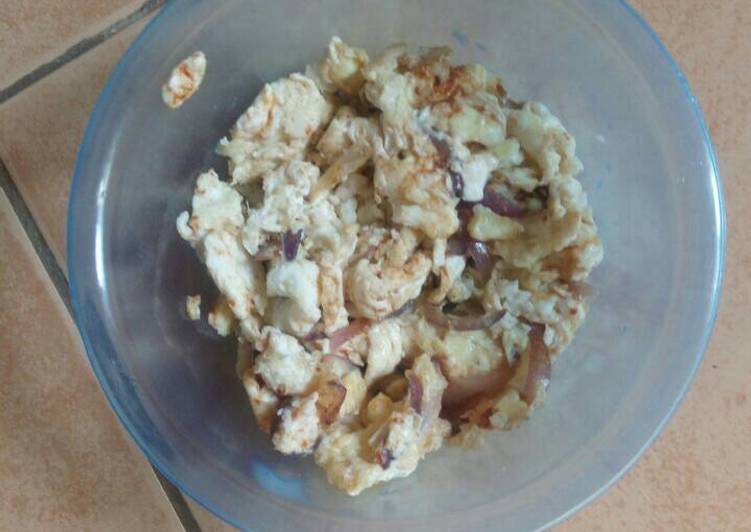 Scrambled eggs with onions