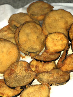 Una foto de Berenjenas rebozadas y rellenas de queso