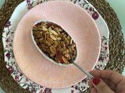 Una foto de crumble de frutos rojos