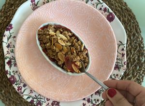 Una foto de Crumble vegano de frutos rojos