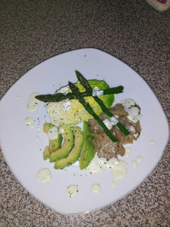 Una foto de Ensalada de cogollos con setas, espárragos trigueros y aguacate