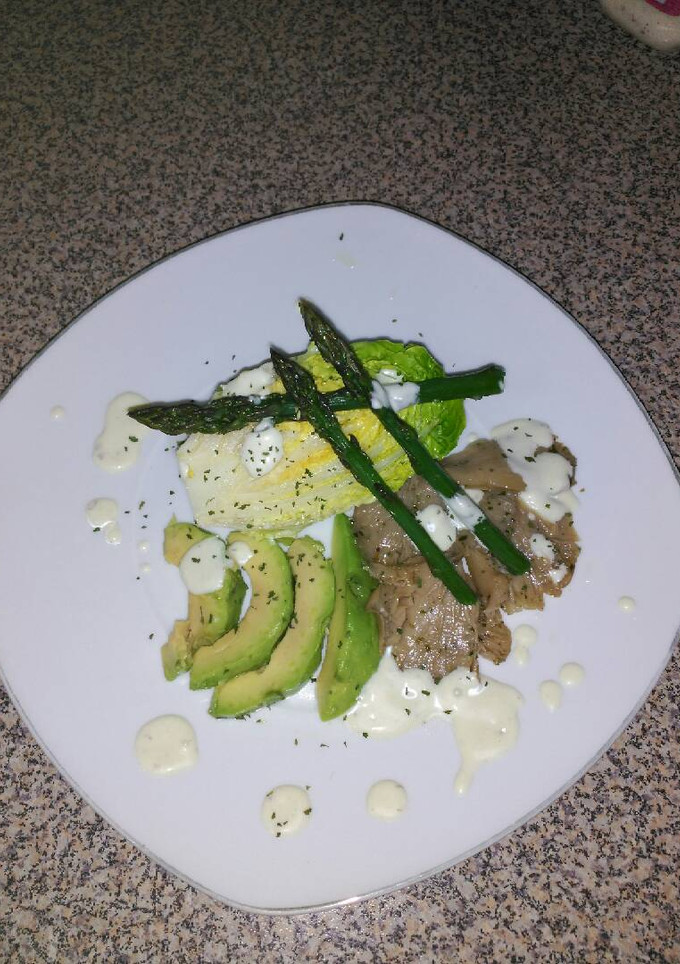 Una foto de Ensalada de cogollos con setas, espárragos trigueros y aguacate