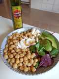 Ensalada con garbanzos, huevo, brotes tiernos, aguacate y feta