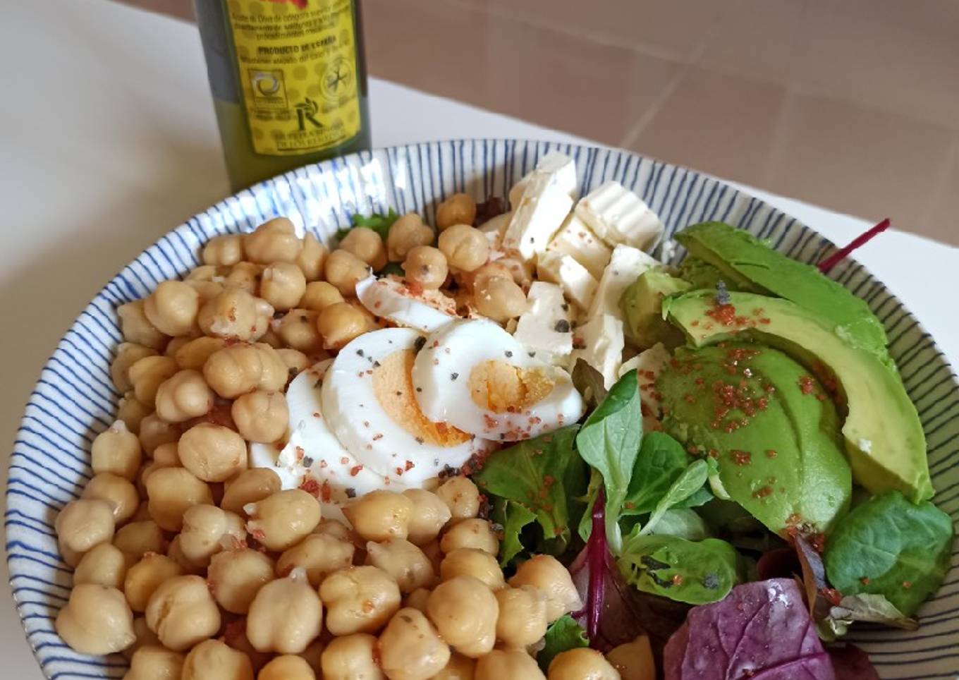 Ensalada con garbanzos, huevo, brotes tiernos, aguacate y feta