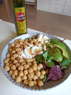 Una foto de Ensalada con garbanzos, huevo, brotes tiernos, aguacate y feta