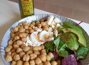 Foto principal de Ensalada con garbanzos, huevo, brotes tiernos, aguacate y feta