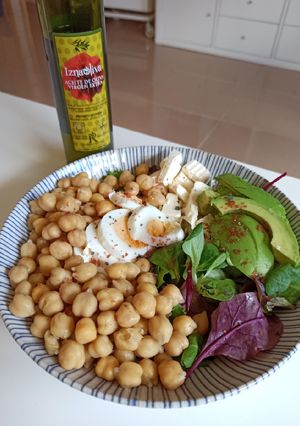 Una foto de Ensalada con garbanzos, huevo, brotes tiernos, aguacate y feta