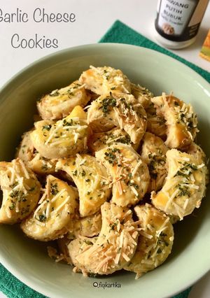 Foto resep Garlic Cheese Cookies (Eggless)