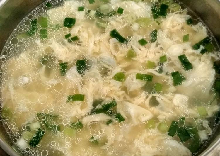 Bagaimana Menyiapkan Sup telur daun bawang sederhana Anti Gagal