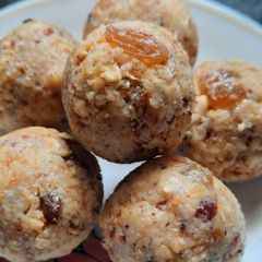 A picture of Oats coconut ladoo.