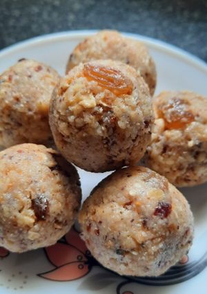 A picture of Oats coconut ladoo.