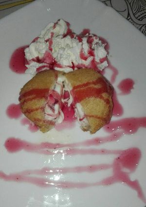 Foto principal de Helado frito de nata y fresa