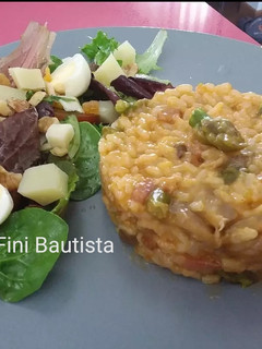 Una foto de Timbal de arroz con bacon y setas y espárragos