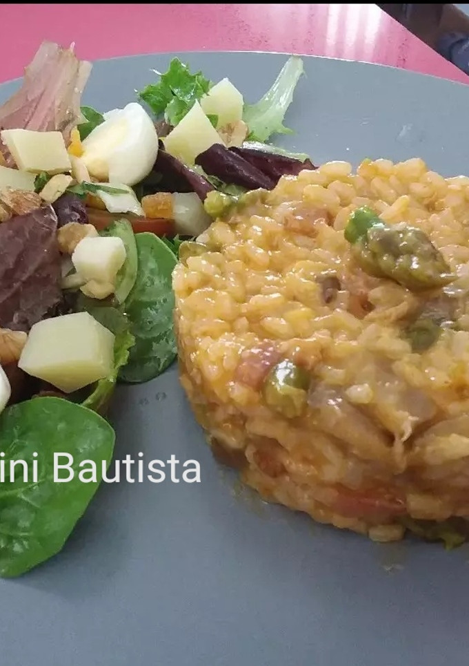 Una foto de Timbal de arroz con bacon y setas y espárragos