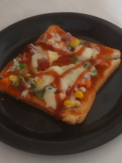 બ્રેડ પીઝા (Bread Pizza Recipe In Gujarati) રેસીપી મુખ્ય ફોટો