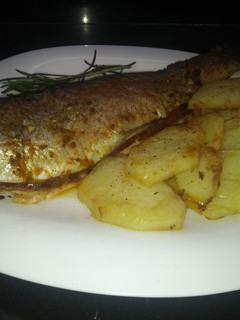Una foto de Trucha rellena de jamón serrano y patatas al horno
