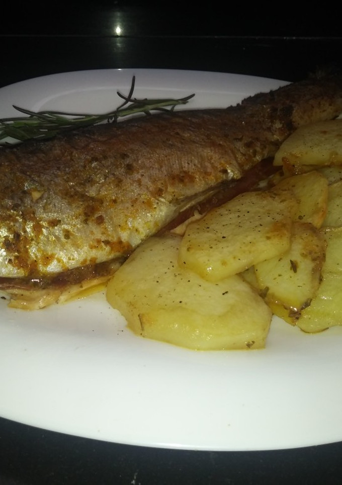Una foto de Trucha rellena de jamón serrano y patatas al horno