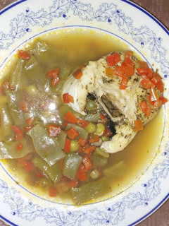 Una foto de Caldo de pescado y verduras hecho en la olla