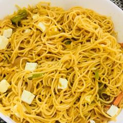 A picture of Dhaba style garlic hakka chowmin.