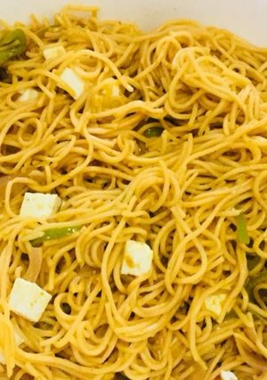 A picture of Dhaba style garlic hakka chowmin.
