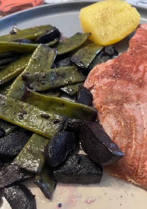 Una foto de Lomo de atún con judías verdes y zanahoria morada rehogada !!!