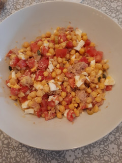 Una foto de Ensalada de garbanzos