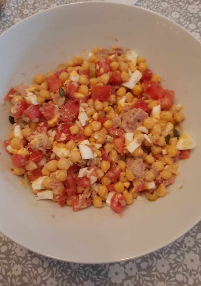 Una foto de Ensalada de garbanzos