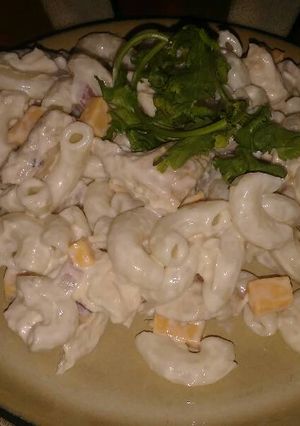 Una foto de Ensalada de pasta y pollo