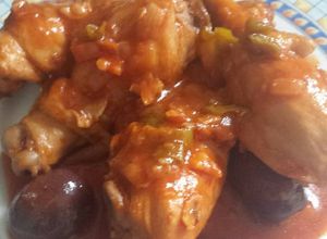 Una foto de Muslitos de pollo en salsa