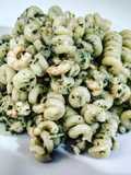 Fusilli Bucati con Pesto di Rucola e Gamberetti