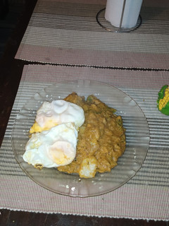 Una foto de Mojo de papas con huevo fritos