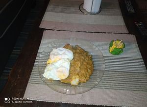 Una foto de Mojo de papas con huevo fritos