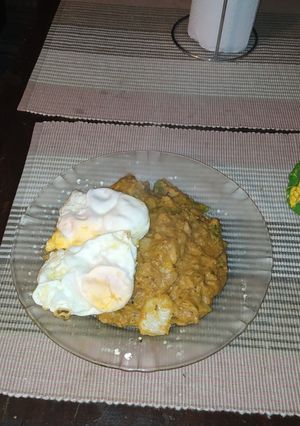 Una foto de Mojo de papas con huevo fritos