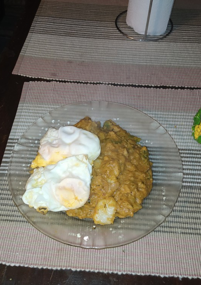 Una foto de Mojo de papas con huevo fritos