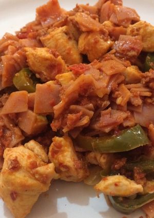 Una foto de Pollo con jamón y chorizo