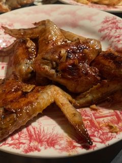 Una foto de Alitas de pollo al horno con salsa