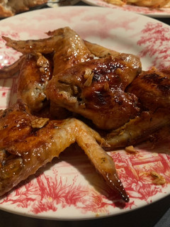Una foto de Alitas de pollo al horno con salsa