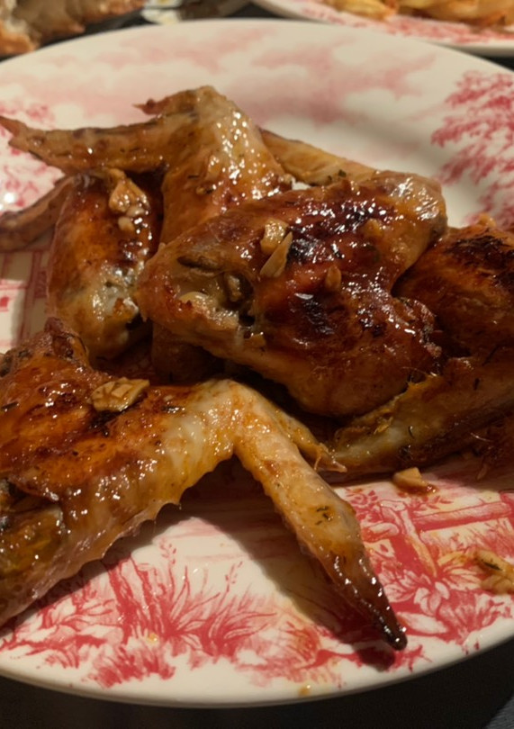 Una foto de Alitas de pollo al horno con salsa