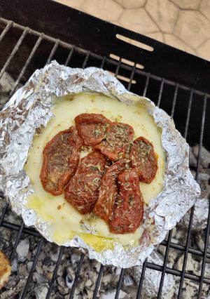 Una foto de Cazuela de queso gorgonzola con tomates secos