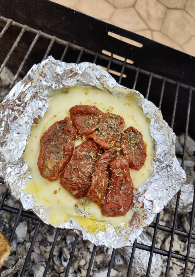 Una foto de Cazuela de queso gorgonzola con tomates secos