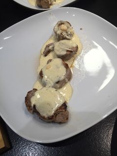 Una foto de Medallones de Solomillo con salsa de quesos