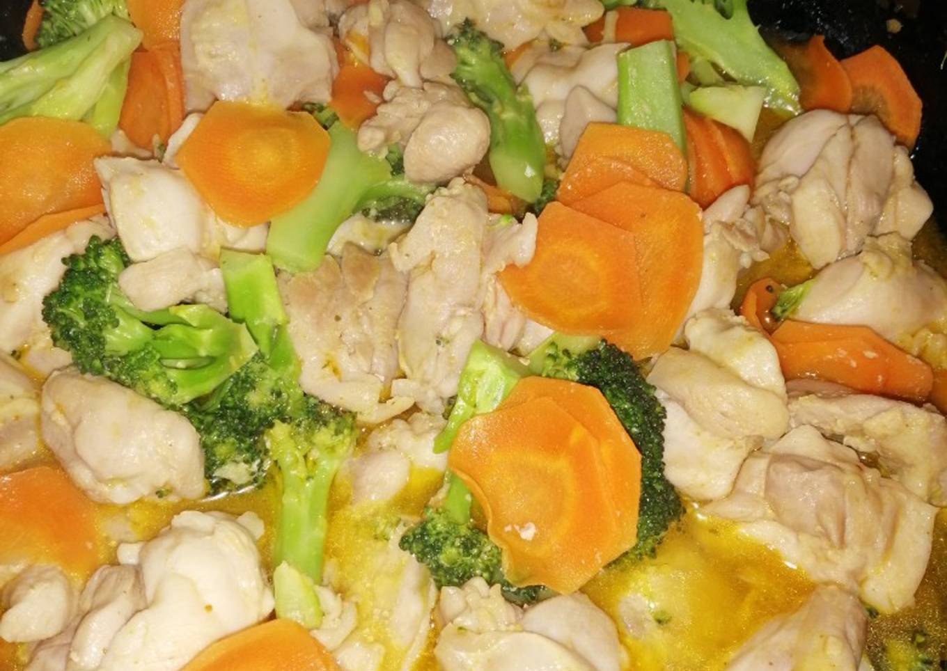 Pollito con brócoli y zanahoria