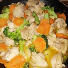 A picture of Pollito con brócoli y zanahoria.
