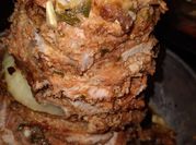 Una foto de paleta de cerdo y cebolla