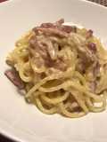 Spaghetti con salsa de cebolla y bacon ahumado