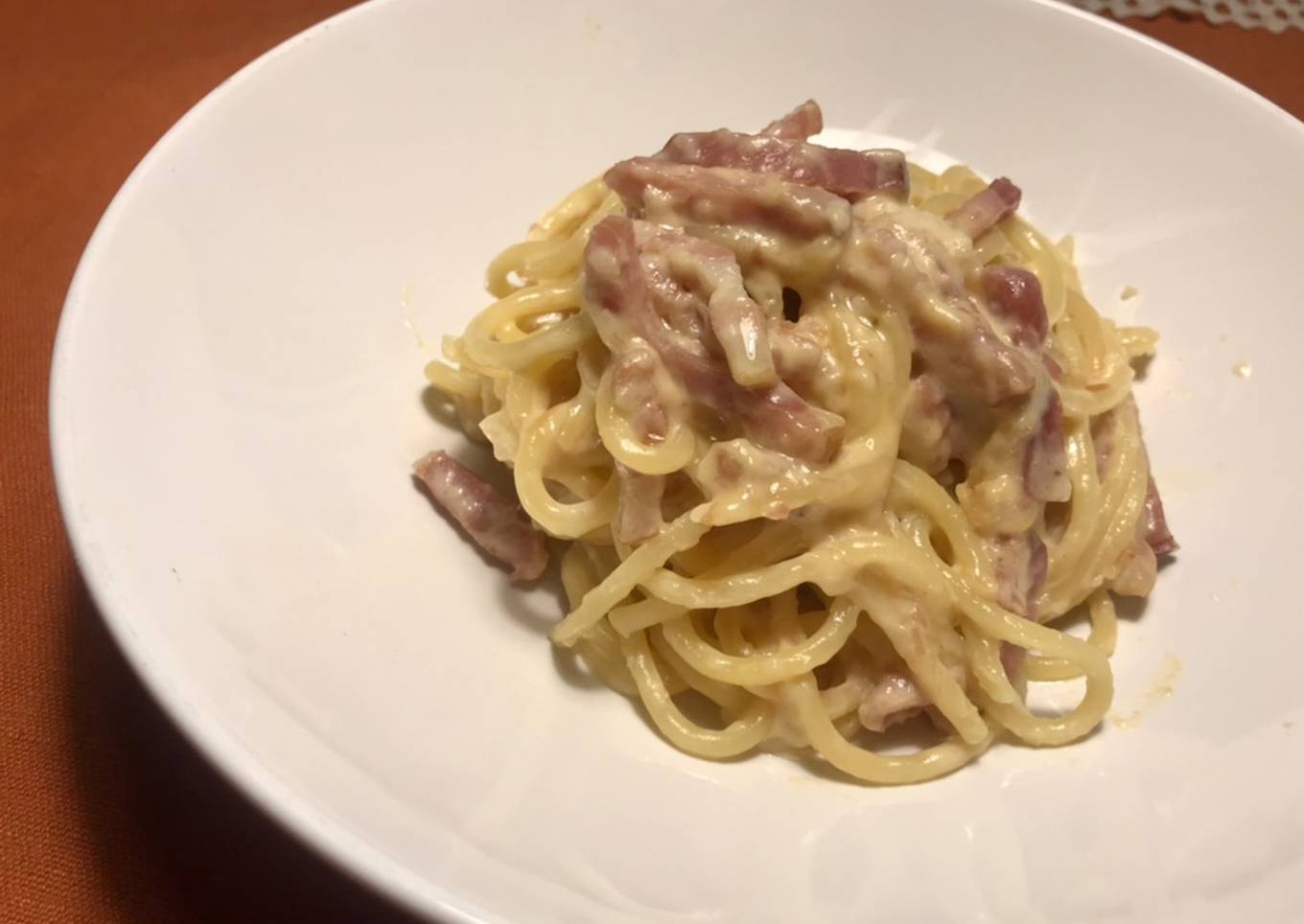 Spaghetti con salsa de cebolla y bacon ahumado