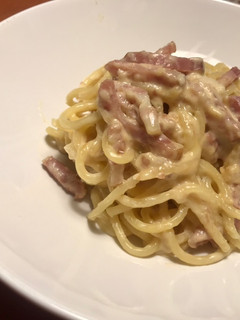 Una foto de Spaghetti con salsa de cebolla y bacon ahumado