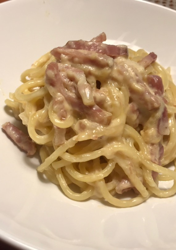 Una foto de Spaghetti con salsa de cebolla y bacon ahumado