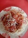 Tallarín es en salsa roja con albóndigas