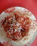 Tallarín es en salsa roja con albóndigas